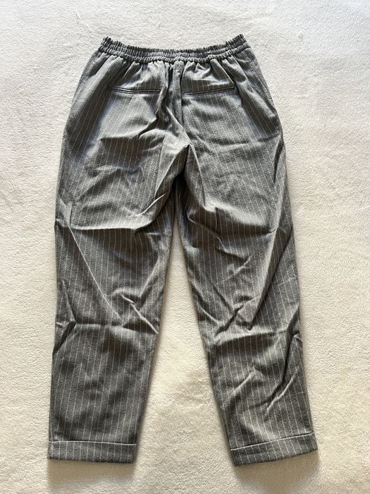 Calças cinzentas com riscas brancas Pull&Bear