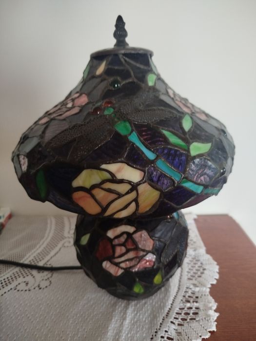 Lampa witrażowa w stylu Tiffany – róże i ważka – piękna dekoracja