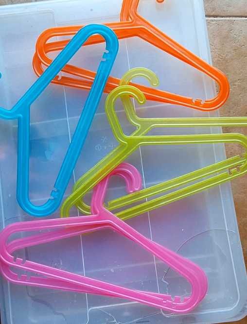 Conjunto de cabides de plástico coloridos