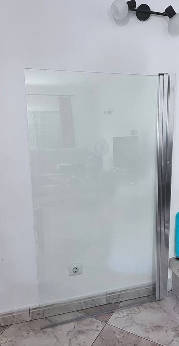 Resguardo de duche/banheira em vidro com perfil metálico