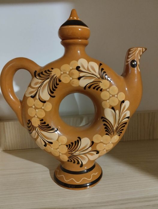 Большой красивый чайник