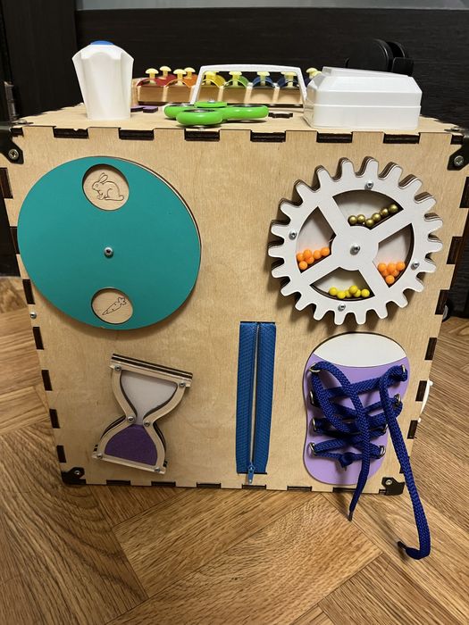 Бізікуб мольберт бізіборд