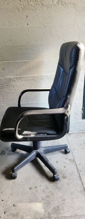 Cadeira de Escritório / Diretor Giratória com Rodas