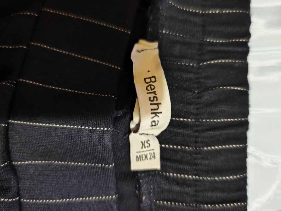 Calças pretas com riscas brancas XS da Bershka