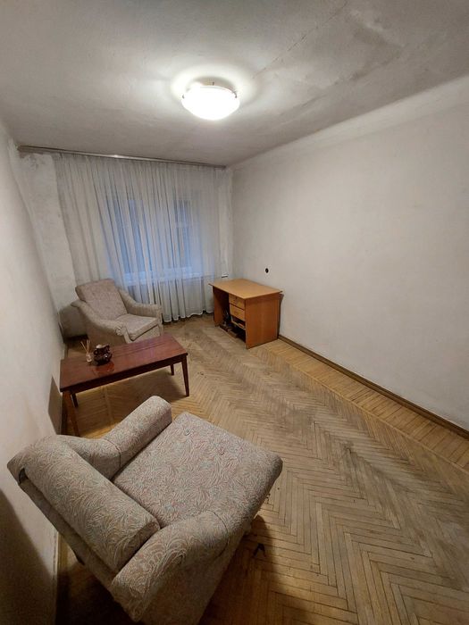 Без комісії продам 2-к.  Маккейна, 38а. Метро Звіринецька - 5 хв. пішк