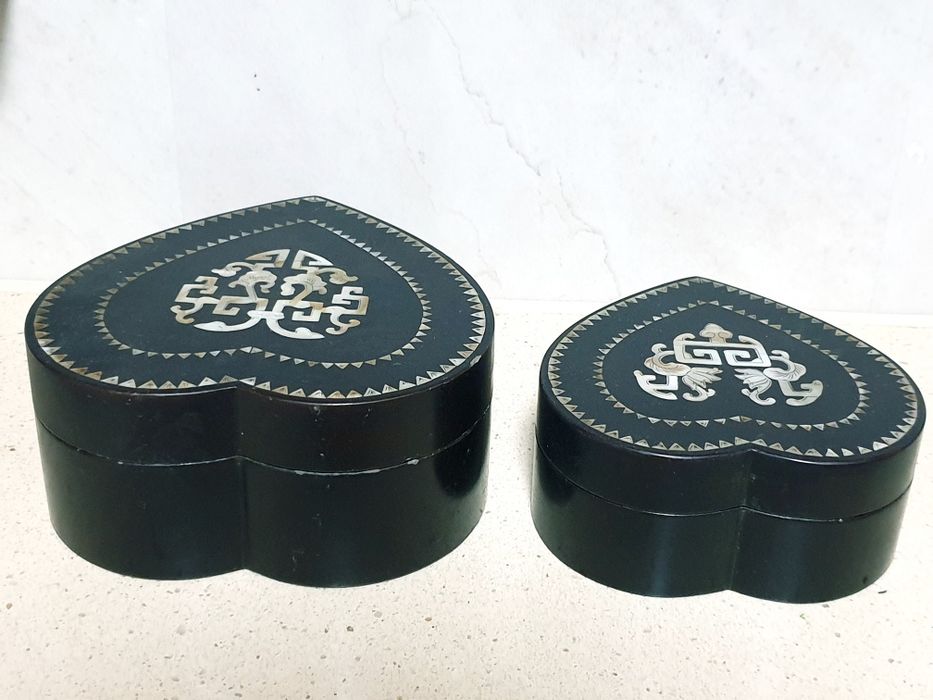 Conjunto de lindas antigas caixas corações asiaticos com madrepérola