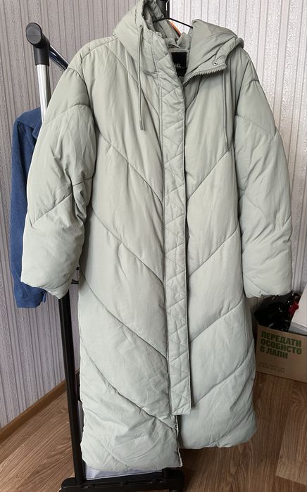 Довгий пуховик бренду Monki