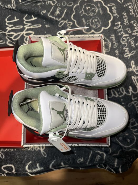 Jordan retro 4 White/Olive Green- Dark Ash