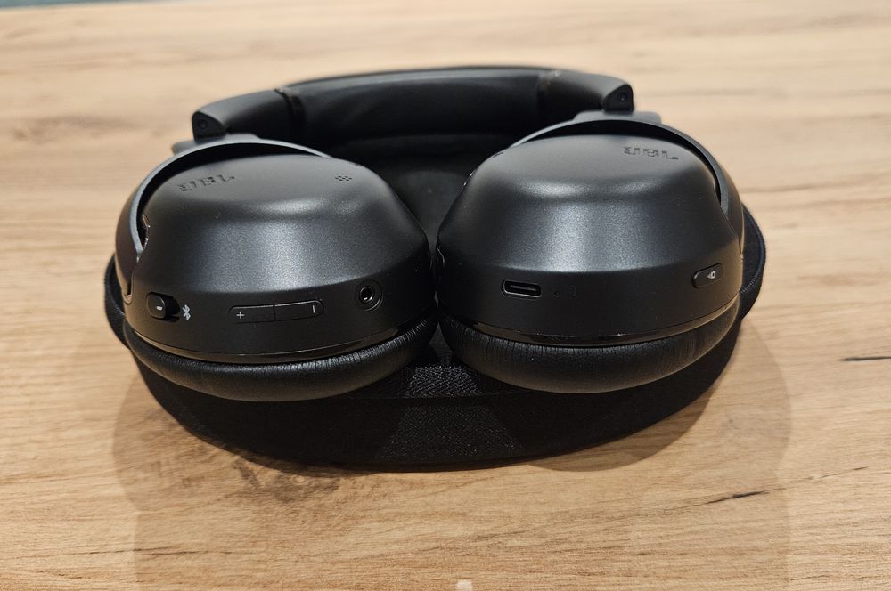 Headphones JBL Tour One M2. Ideais para tele-trabalho! Semi-Novos.