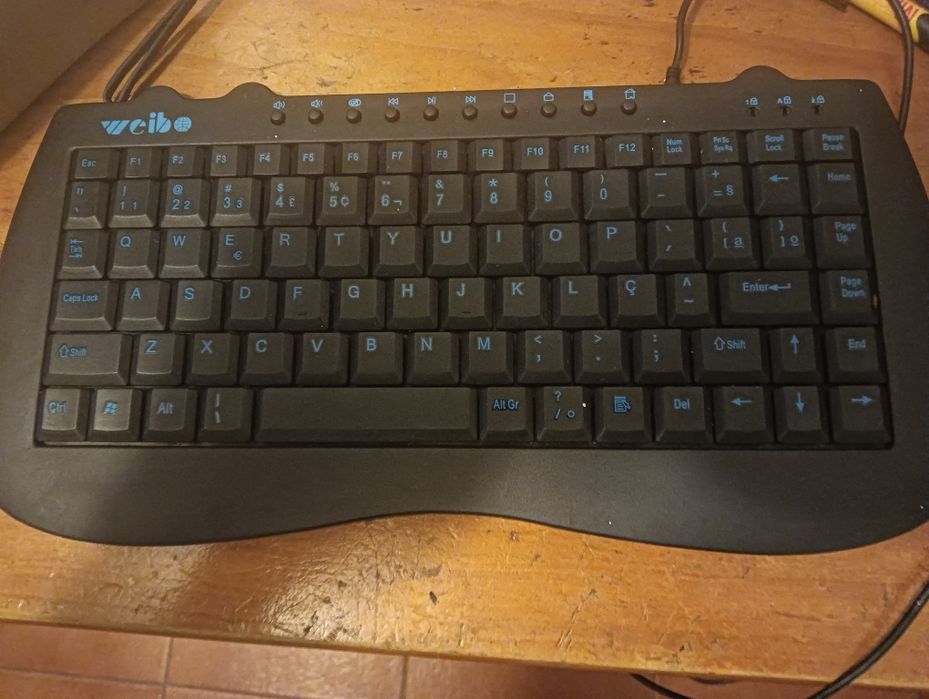 Três teclados computador por cabo