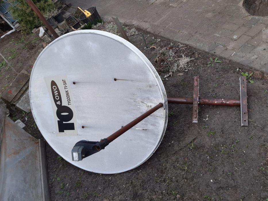 Antena satelitarna z uchwytem