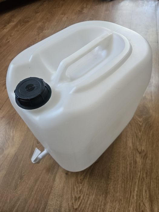Pojemniki na wodę plastikowe z kranikiem
