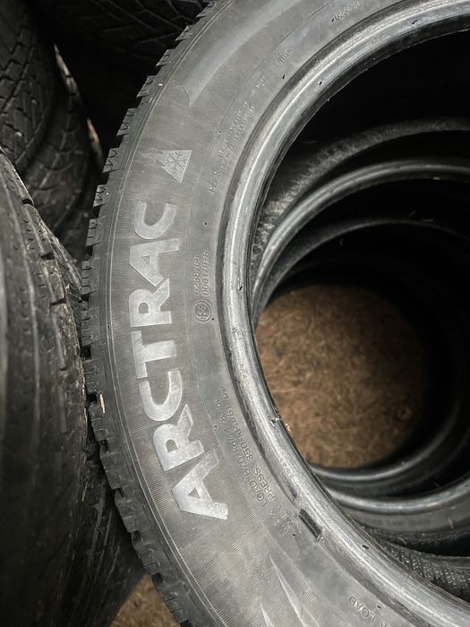 Резина комплект шиповані 205/55 R 16 ЗНИЖКА Vredestein зимові 5-7 mm