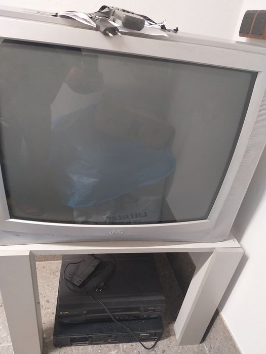 Szprzedam telewizor z stolikiem JVS