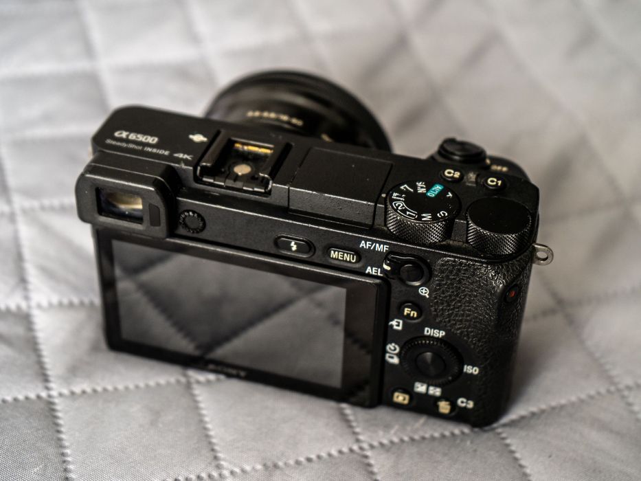 Sony A6500 + CageRig + Objetiva 16-50mm + 5 Baterias | Kit Completo