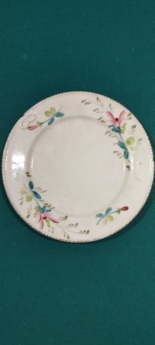 Prato antigo com relevo