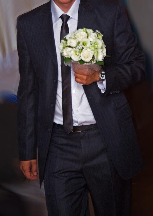 красивый мужской черный костюм классический