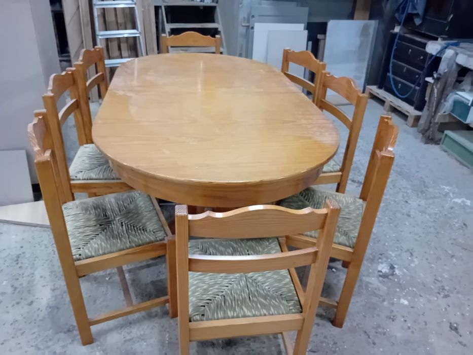 Mesa de jantar extensível com 8  cadeiras em madeira