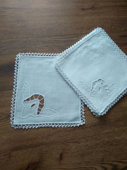 Ręcznie haftowany obrus , bieżnik i serwety