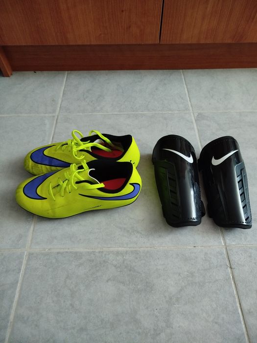 Chuteiras e caneleiras.  .