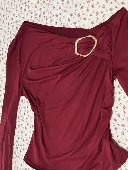 Camisola bordeaux com detalhe em dourado da Shein