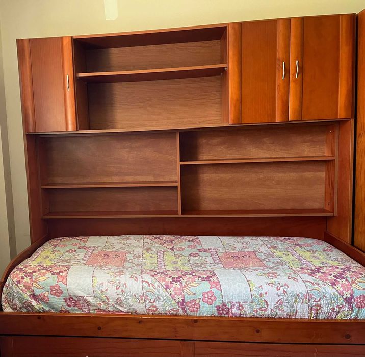 Moveis de quarto. Em Peniche.
