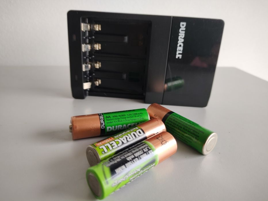 Carregador de pilhas Duracell + 4 pilhas AA