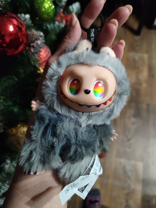 Лабубу брелок сірий