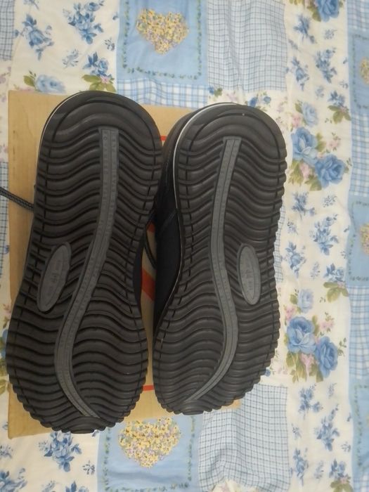 Продаю совершенно новые ботинки ECCO