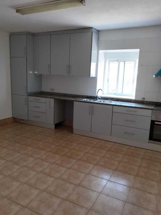 Moradia T4 - garagem e jardim