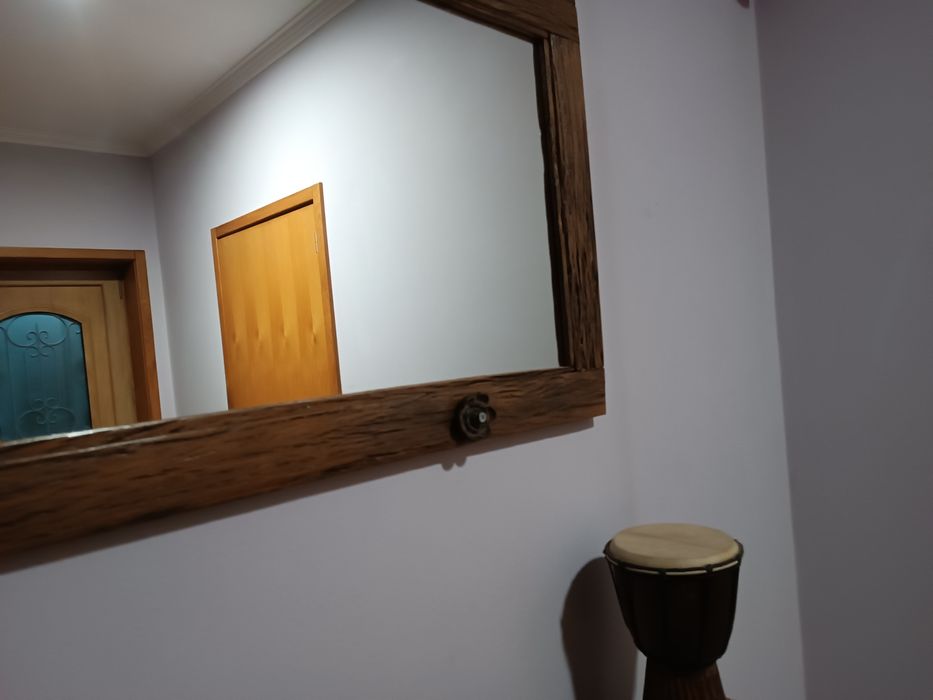 Aparador de madeira e pedra rústico