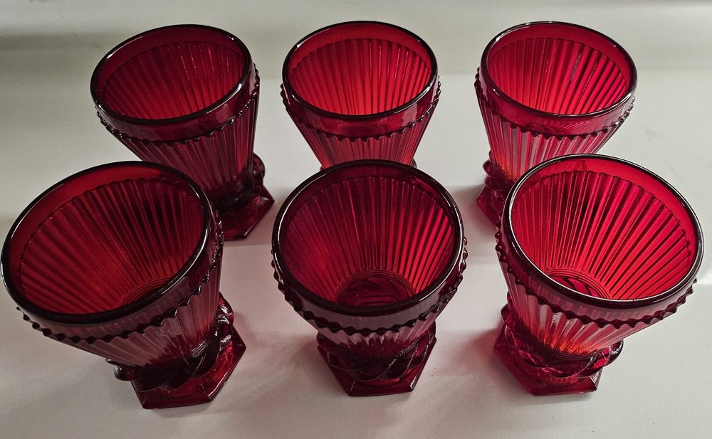 Copos vintage em vidro vermelho