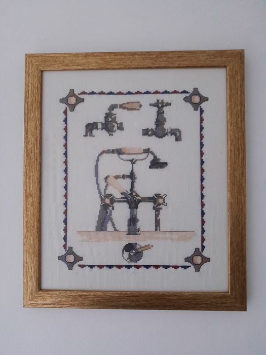 Dois quadros /emoldurados dourado e ,em ponto cruz.