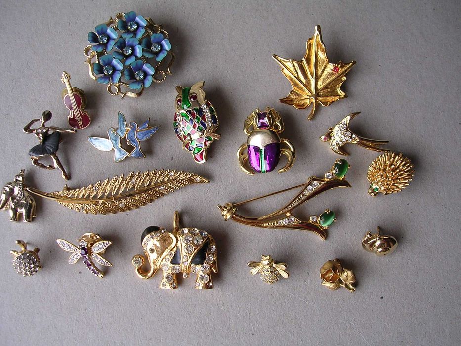 Stare ladne broszki z kamieniami.