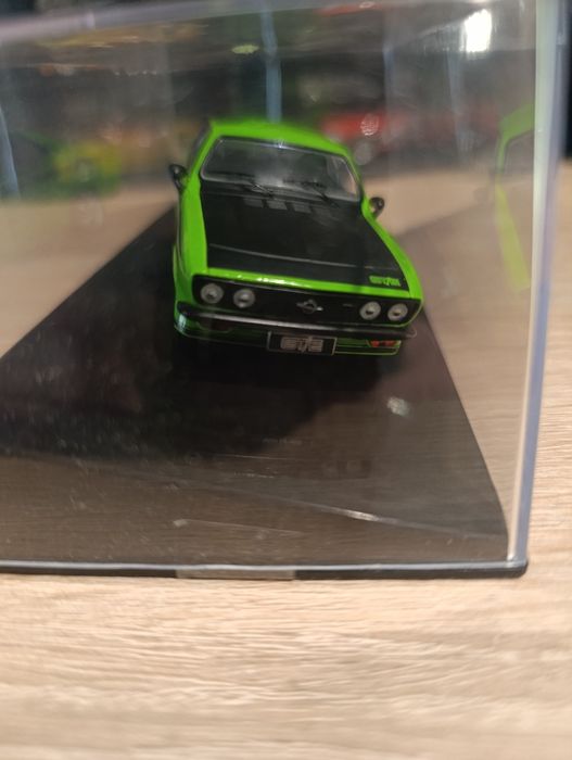 Model Opel Manta A GT/E 1974 1:43 Ixo