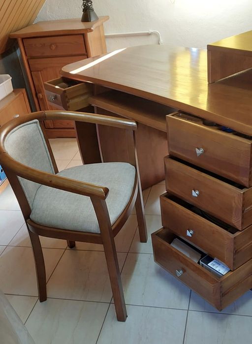 Secretária em madeira maciça c/ cadeira