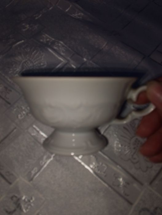 Biała filiżanka do herbaty na stopce