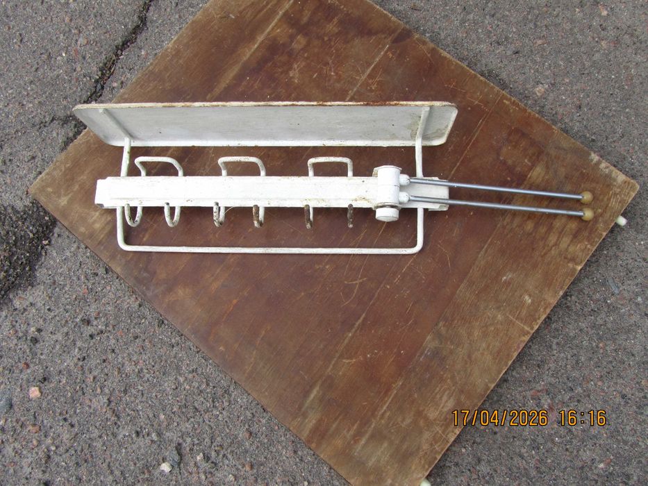 Настінна металева вішалка-полиця для ванної кімнати часів СРСР