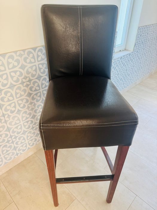 Mesa e cadeiras altas, estilo bar