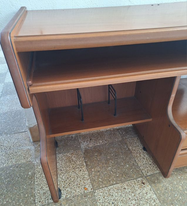 Secretária em madeira - 1,15 m x 0,57 m x 0,80 m - Usada