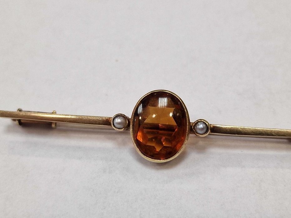 XX wiek! Złota broszka/ 585/ 4.00 gram/ Perły morskie/ Topaz złocisty