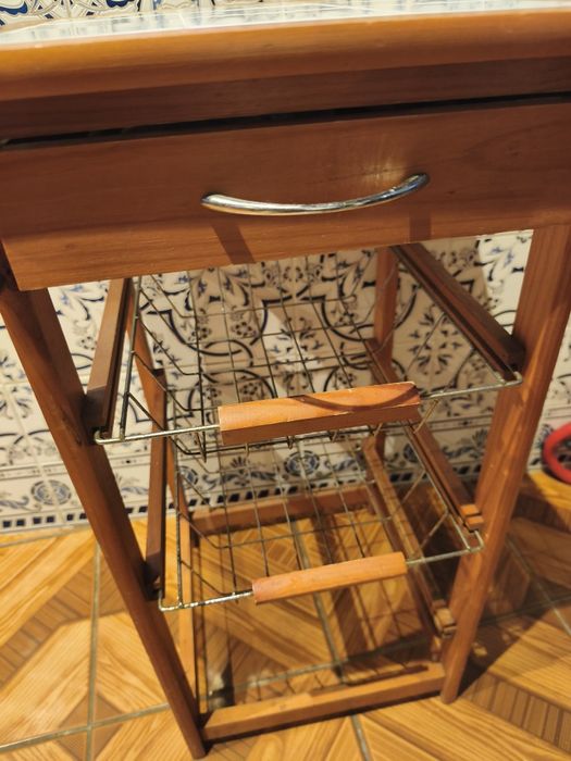 Móvel de apoio de cozinha para desocupar