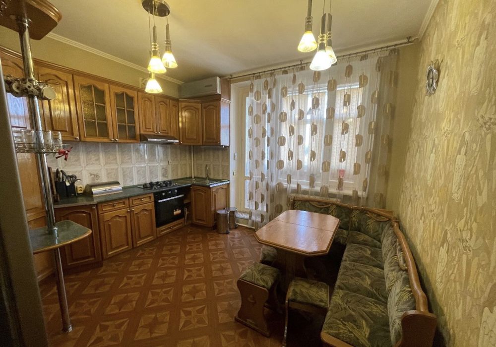 Здам чотирьох кімнатну квартиру/гараж