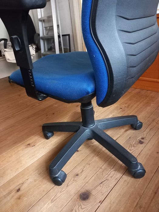 Cadeira de Escritório (Regulável)