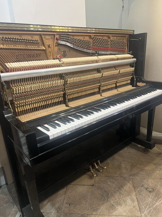 Piano vertical steinway modelo K