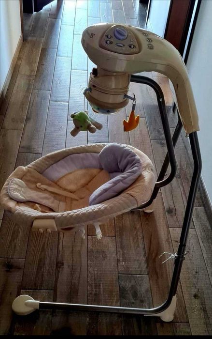 Automatyczny bujak dla dziecka Fisher Price.