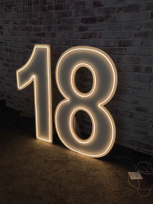 Cyfra 18 , neonowa,  NOWOŚĆ