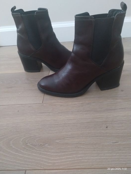 Botki koloru brązowego skòrzane