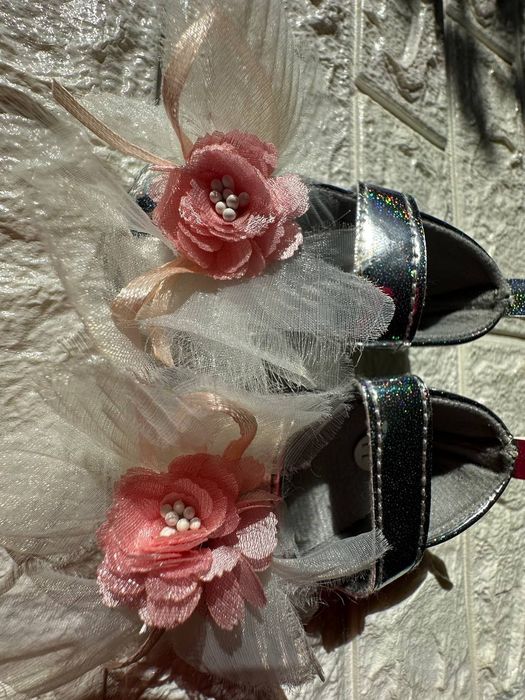 Нарядні пінетки -сріблясті з квітами