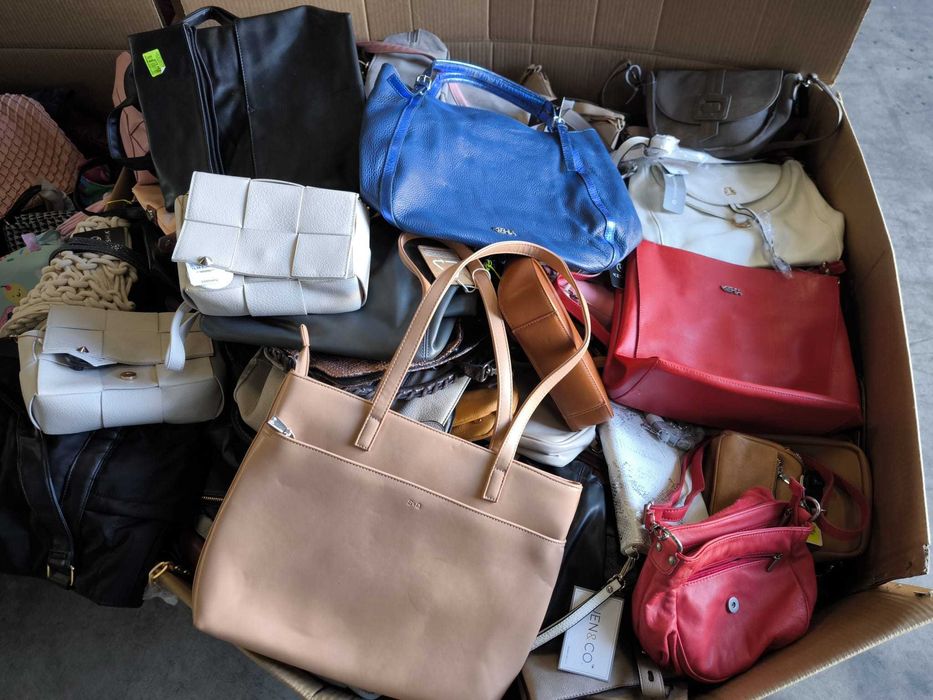 LOTE DE ROUPA + MALAS + ACESSÓRIOS – 9.400 PEÇAS NOVAS COM ETIQUETA